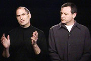 Steve Jobs(左)與 Robert Iger(右)